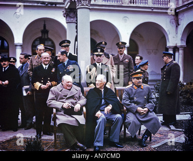 Conferenza di Yalta Febbraio 1945 . Seduti da sinistra: Churchill, Roosevelt e Stalin. Vedere la descrizione seguente. Foto di Gale Lewis Foto Stock