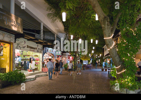 Negozi appena fuori della Quinta Avenue di notte , Playa del Carmen e Riviera Maya, la penisola dello Yucatan, Quintana Roo, Costa dei Caraibi, Messico Foto Stock