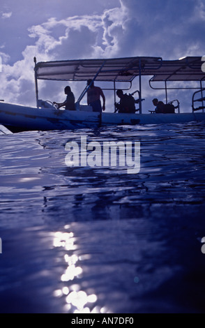 Barca con quattro subacquei in Palau Micronesia Foto Stock