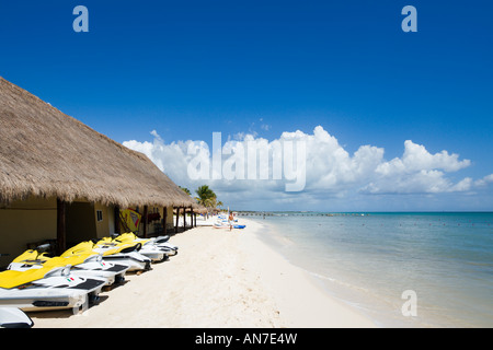 Spiaggia al di fuori del Hotel H10 Hacienda Maya Riviera Maya, la penisola dello Yucatan, Quintana Roo, Costa dei Caraibi, Messico Foto Stock