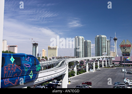 Un blu Las Vegas Monorail treno decorato con un motivo di partito capi a nord dal convention center station Foto Stock