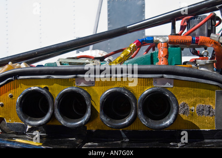 Veduta laterale di quattro porte di scarico del motore su open racecar Foto Stock