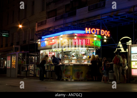 Hot Dog stand di notte a Vienna, in Austria Foto Stock