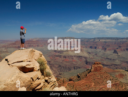 Ragazzo prendendo foto paesaggio al Grand Canyon ooh-aah punto sentiero escursionistico. Foto Stock