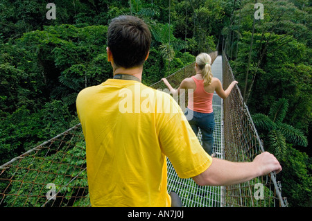 Giovane esplora la foresta pluviale, Arenal ponti sospesi, Costa Rica Foto Stock