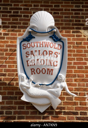 Cartello all'esterno della sala lettura Southwold Sailors cartello Suffolk, East Anglia Inghilterra Regno Unito 2000s 2006 HOMER SYKES Foto Stock