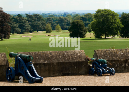 Campo da golf privato appartenente al Castello di Windsor, gioco di persona. Vista dal Castello di Windsor, Berkshire, Inghilterra, anni '2006 2000, Regno Unito, HOMER SYKES Foto Stock