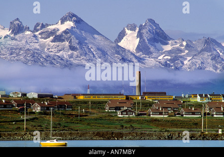 La Snow capped Andes salire al di sopra della città di Ushuaia Argentina Tierra del Fuego Foto Stock