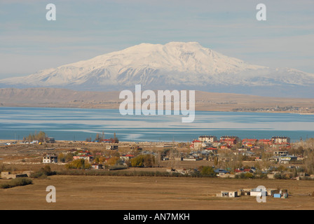 Il lago van paesaggi con vulcano Suphan Dagi in background, Van provincia, Turchia orientale Foto Stock