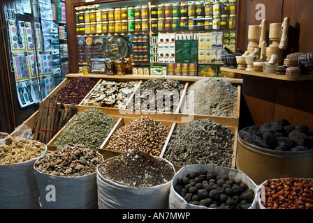 Dubai ,"Emirati arabi uniti" Shopping tradizionali souk Spice Shopping Centre, mercato ( arabo) Dettaglio, spezie vendute alla rinfusa Shop Foto Stock