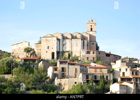 La chiesa del villaggio a Eus, sulla cima di una collina nei Pirenei Languedoc Rousillon Francia Foto Stock