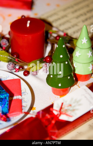 Cena di Natale posto impostazione a tema con il sale e il pepe pentole. Foto Stock