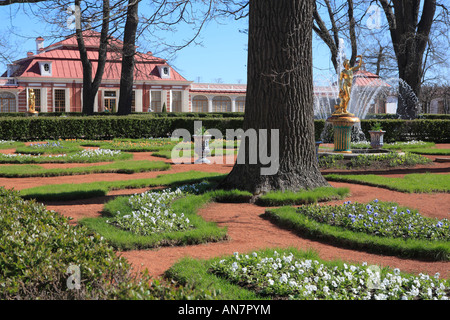 Parco basso palazzo Monplaisir 1714 1723 Peterhof vicino a San Pietroburgo Russia Foto Stock