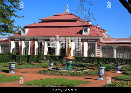 Parco basso palazzo Monplaisir 1714 1723 Peterhof vicino a San Pietroburgo Russia Foto Stock