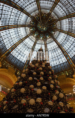 Albero di Natale sotto la cupola del tetto di vetro del grande magazzino Galeries Lafayette Paris Francia Foto Stock