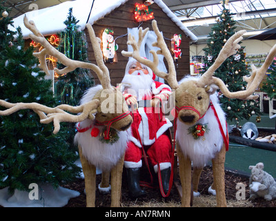 Padre Natale e renna figure in grande magazzino durante la stagione delle feste. West Sussex, Regno Unito Foto Stock