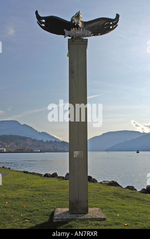 Legno scolpito scultura di aquila calva con pesce a Port Alberni Isola di Vancouver BC Canada Foto Stock