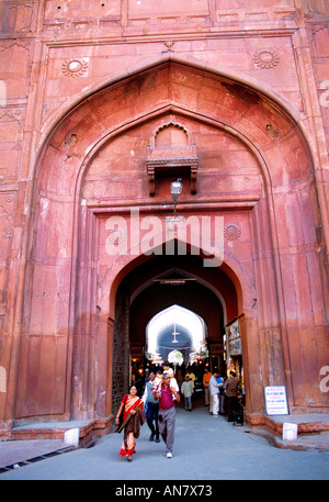 I turisti che entra attraverso uno dei tanti portali ad arco in cortili di Fort rosso il più grande monumento di Vecchia Delhi. India Foto Stock