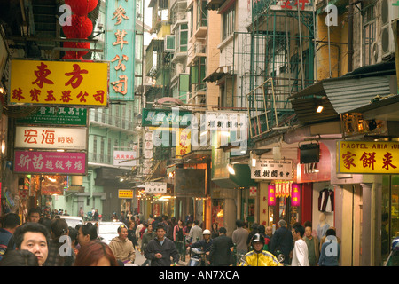 Affollato quartiere dello shopping nella ex colonia portoghese di Macao Cina Foto Stock