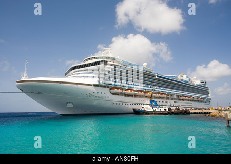 Crown Princess nave da crociera ormeggiata in Kralendijk Bonaire Caraibi Foto Stock