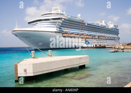 Crown Princess nave da crociera ormeggiata in Kralendijk Bonaire Caraibi Foto Stock