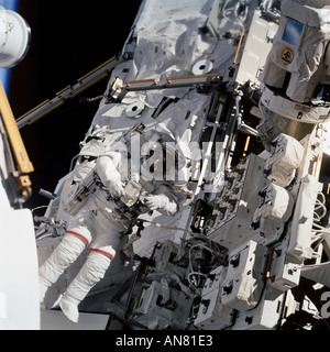 STS112 708 091 14 ottobre 2002 astronauta David un lupo STS 112 lo specialista di missione lavora vicino la S0 S Zero architrave Foto Stock