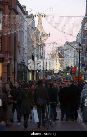 Accese le luci di Natale e dello shopping di Grafton Street pre natale a Dublino Repubblica di Irlanda Foto Stock