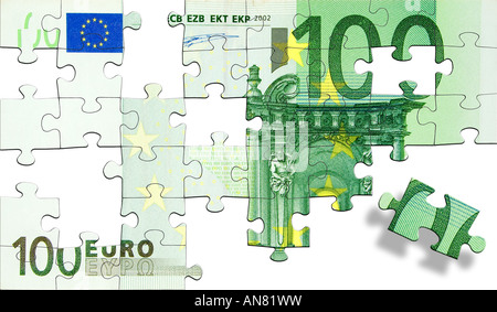 Jigsaw pezzi formanti un verde di un centinaio di banconote in euro. Isolato su uno sfondo bianco. Foto Stock