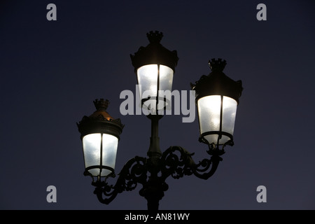 Accesa in vecchio stile strada lampada di notte sul ponte oconnell Dublino Repubblica di Irlanda Foto Stock