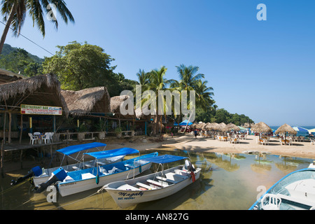 Il ristorante sul fronte spiaggia e barche sul Fiume Mismaloya, Mismaloya, Puerto Vallarta, Jalisco, Pacific Coast, Messico Foto Stock