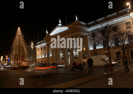 Oggetto Criteri di gruppo e albero di Natale nel centro di O'Connell street Dublino Repubblica di Irlanda Foto Stock