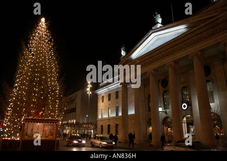 Oggetto Criteri di gruppo e di albero di natale con la scena della natività nel mezzo di O'Connell street Dublino Repubblica di Irlanda Foto Stock