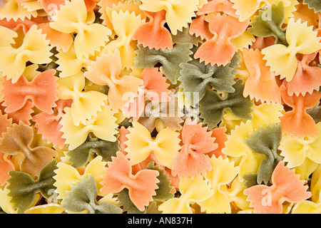 Pasta colorata formando un appetizingly sfondo. Foto Stock