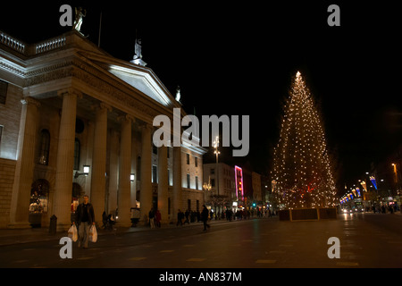 Oggetto Criteri di gruppo e albero di Natale nel centro di O'Connell street Dublino Repubblica di Irlanda Foto Stock