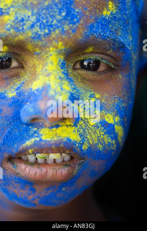 Giovane ragazzo indiano coperto di polvere colorata pigmento Foto Stock