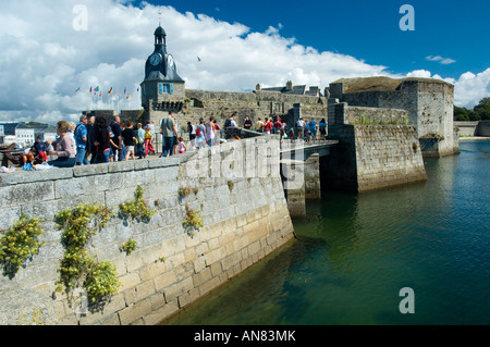 I turisti a piedi il borgo medioevale a Concarneau Francia. Concarneau è uno del più grande della Francia porti di pesca. Foto Stock