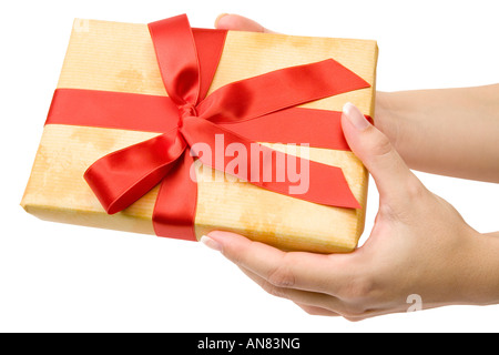 Femmina lato tenendo un regalo ornati. Isolato su uno sfondo bianco. Foto Stock