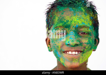 Giovane ragazzo indiano coperto di polvere colorata pigmento Foto Stock