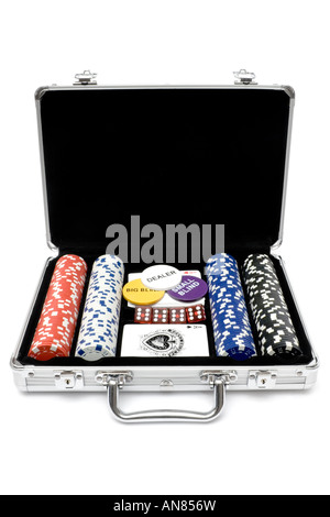Carte da poker, trucioli e dadi in una custodia di metallo. Isolato su uno sfondo bianco. Foto Stock