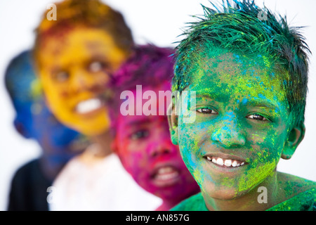 Giovani indiani ragazzi coperti di polvere colorata pigmento Foto Stock