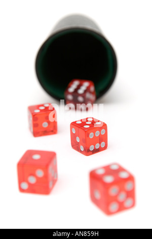 Gioco d'azzardo. Dadi rossi isolato su uno sfondo bianco. Foto Stock