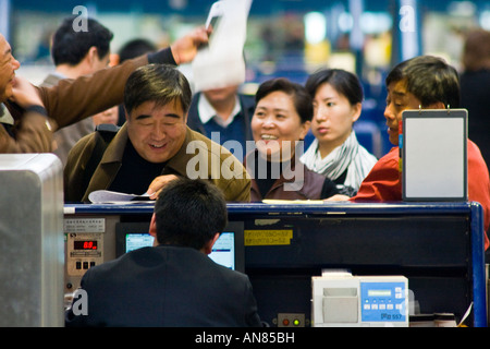 Compagnia aerea sportello check in e BJS PEK all'Aeroporto Internazionale Capital di Pechino CINA Foto Stock
