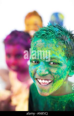 Giovani indiani ragazzi coperti di polvere colorata pigmento Foto Stock