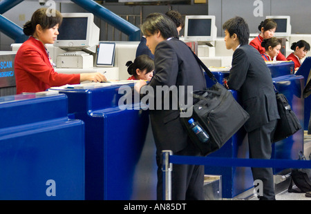 Eva Airlines sportello check in e BJS PEK all'Aeroporto Internazionale Capital di Pechino CINA Foto Stock