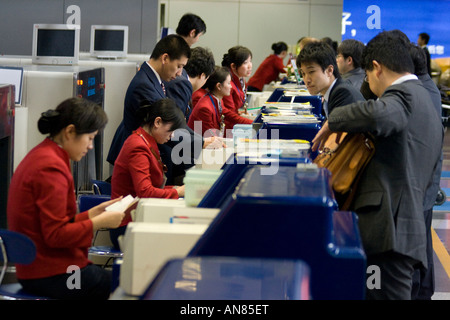Eva Airlines sportello check in e BJS PEK all'Aeroporto Internazionale Capital di Pechino CINA Foto Stock