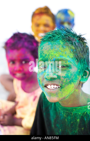 Giovani indiani ragazzi coperti di polvere colorata pigmento Foto Stock