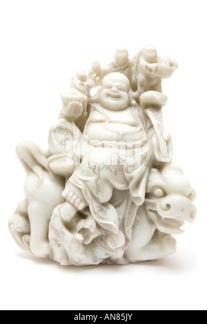 Il Jade Buddha seduto su un drago. Sfondo bianco. Foto Stock