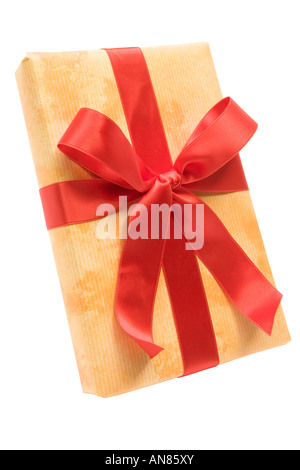 Giallo regalo di Natale con un nastro rosso e la prua. Isolato su uno sfondo bianco. Foto Stock