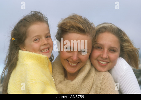 Ritratto 41 anno vecchia donna con 14 e 5 anni figlie Foto Stock