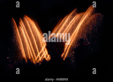 Crowd Watching Fireworks Display on Guy Fawkes Night 5th di novembre commemorazione annuale del fallimento della Gunpowder Plot nel 1605 Surrey Inghilterra Foto Stock